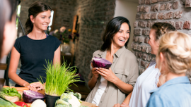 Gesunde Ernährung Blogbeitrag Personengruppe mit Lebensmitteln