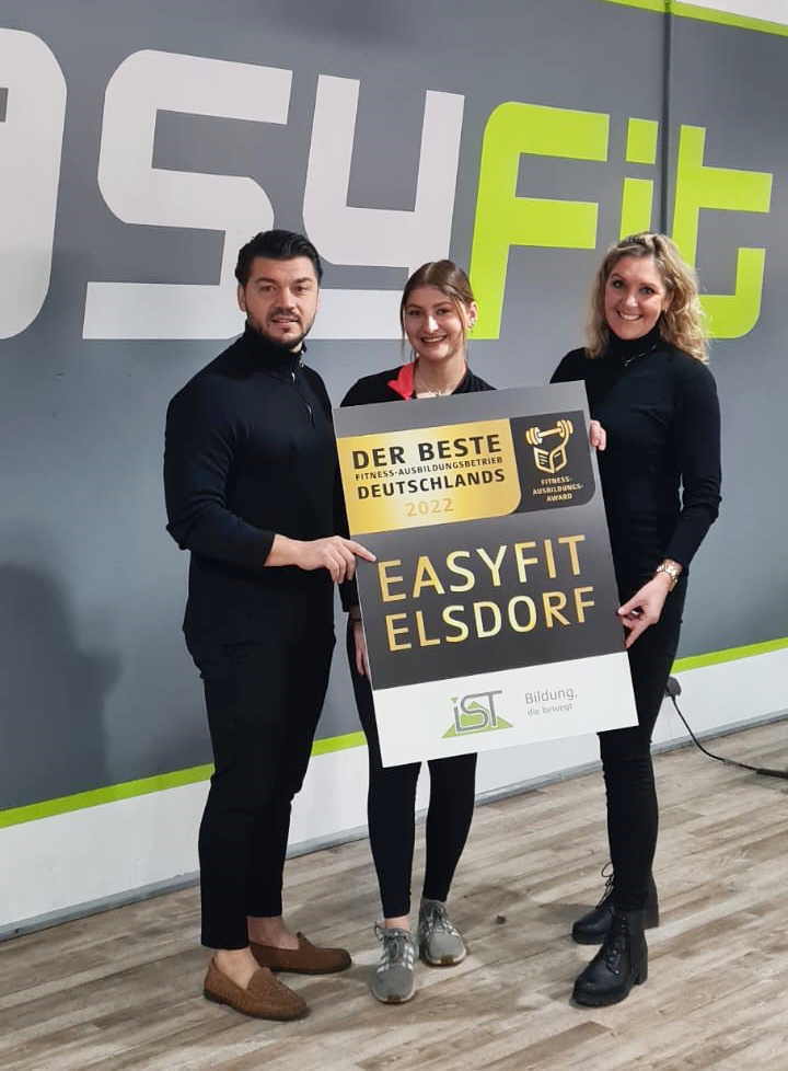 Vincenzo Conte (Geschäftsführer EasyFit Elsdorf) und Nele Schalk (dual Studierende) nehmen von IST-Vertrieblerin Janina Erens den Preis entgegen.