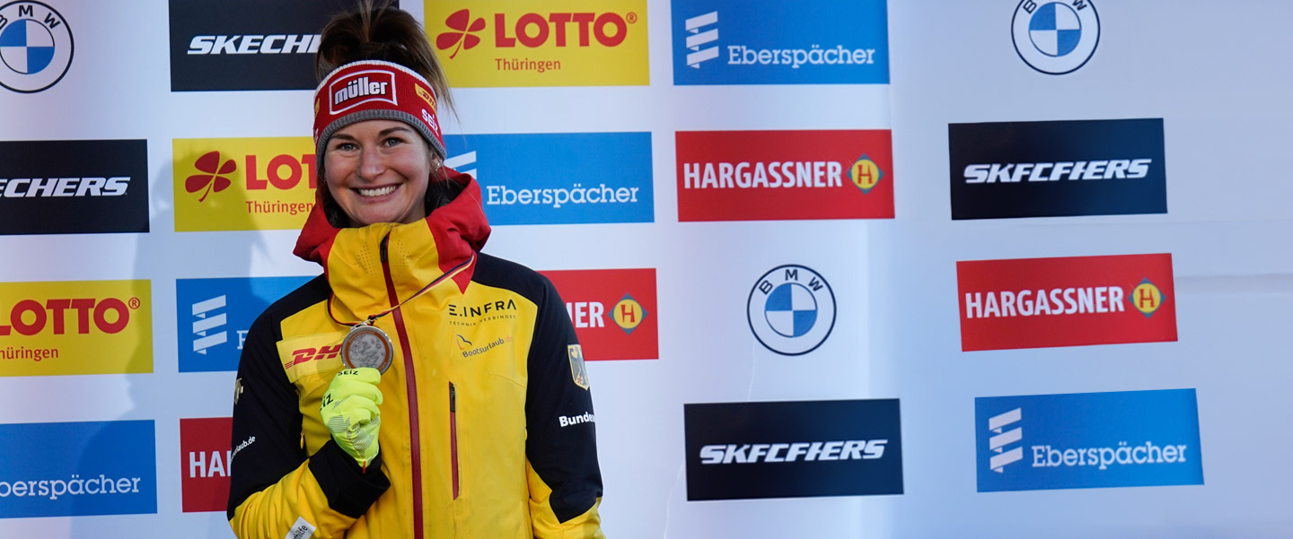 Julia Taubitz mit Medaille