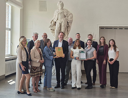Team der Stadt Düsseldorf nimmt im Rathaus den AOK-BGF-Preis im Empfang