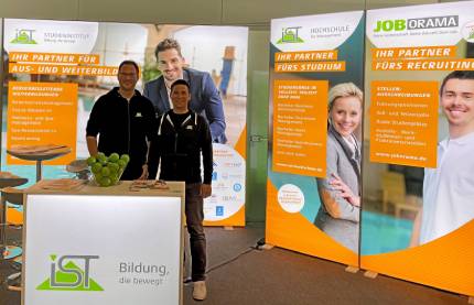 Das IST-Team vor dem Messestand auf der Interbad.