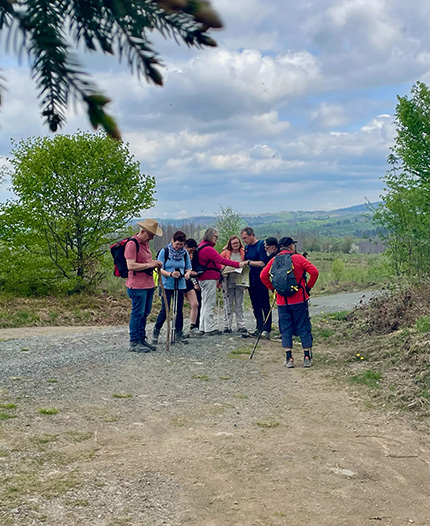 Gruppe von Wanderern studiert die Wanderkarte