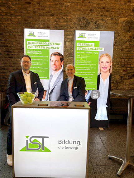 Christian Dierschke und Prof. Dr. Dr. Alexander Haselhorst vorm Messestand