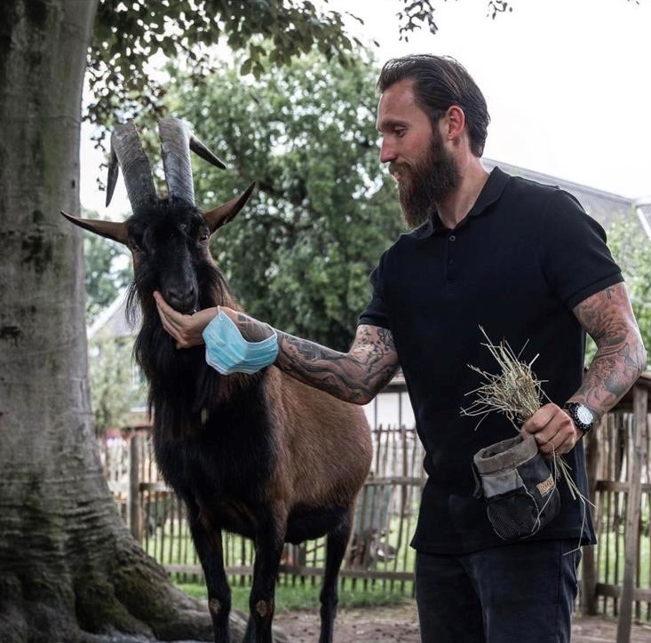 Marco Höger mit FC-Maskottchen Geißbock Hennes.