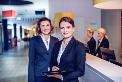 zwei Hotelbetriebswirtinnen in der Hotellobby