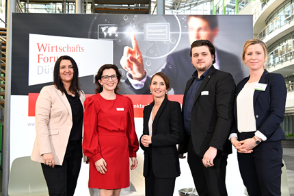 Gruppe Menschen beim Wirtschaftsforum
