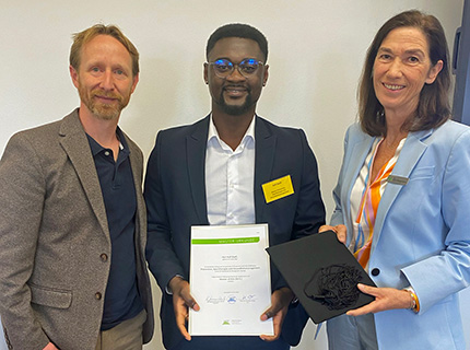 Kofi Baafi mit Prof. Dr. Karsten Witte und Hochschulpräsidentin Dr. Katrin Gessner-Ulrich