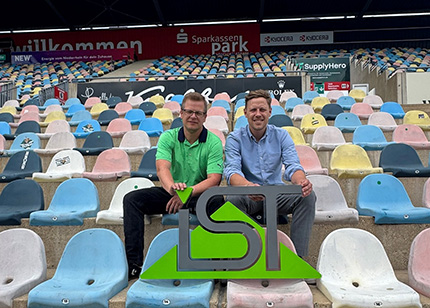 Julien Keibel (DHB) und Benjamin Willems (IST-Hochschule) besiegeln Bildungskooperation im EM-Stadion SparkassenPark Mönchgengladbach