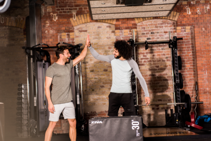 zwei Männer im Fitnesstudio