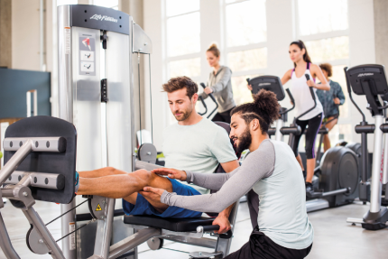 Kunde und Trainer beim Medizinischen Fitnesstraining