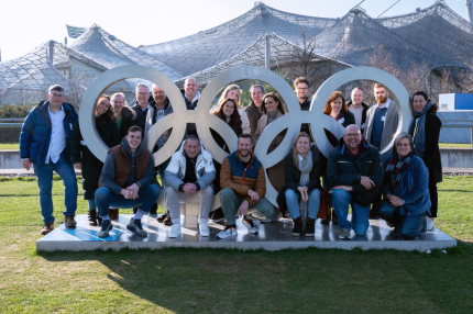 Gruppe des IST-Mentoringprogramms vor den Olympischen Ringen München