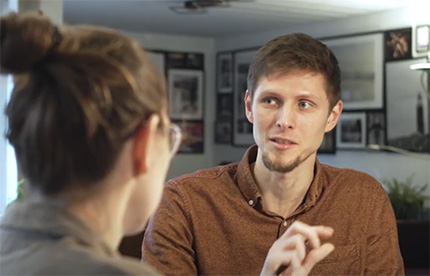 Stress- und Mentalcoach Christian Meisenburg im Gespräch mit einer Klientin