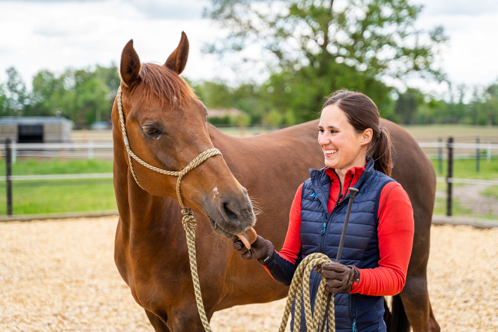 IST-Absolventin Anna Huebner ist völlig im Einklang mit ihrem Pferd.