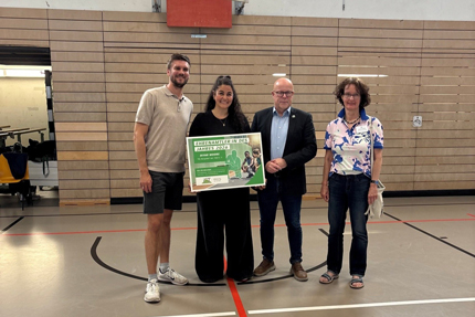 Philipp Biermann-Voßwinkel (IST-Hochschule), TSG Bergedorf: Preisträgerin Diyar Moore, Boris Schmidt (Vorstandsvorsitzender) und Susanne Seibert, Ehrenamtsbeauftragte.