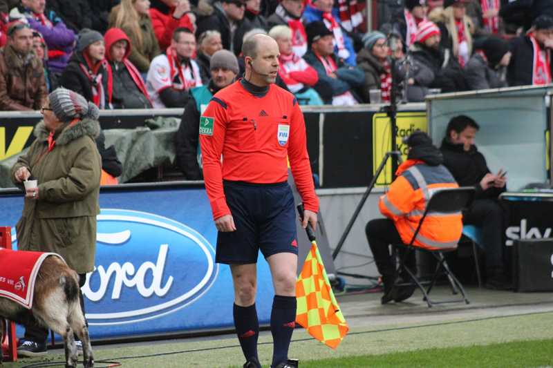 Schiedsrichter-Assistent Mike Pickel im Einsatz.