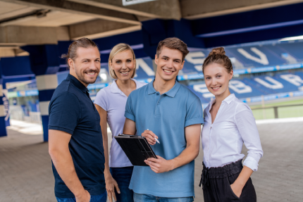 Gruppe im Sportstadion