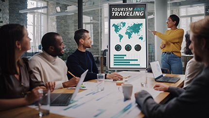 Meeting von Touristikern, Flipchart mit Weltkarte