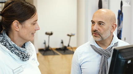 Ersan Özen, Leiter des sportlichen Zentrums bei Medicos.AufSchalke, mit Mitarbeiterin