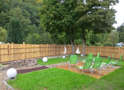 Sauna Außenbereich, Garten mit Stühlen