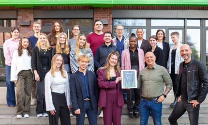 Studierende übergeben die Ergebnisse ihres Projektes dem Festivalteam "Rage against Racism"