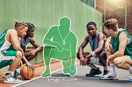 Basketballer hocken im Kreis mit einem unsichtbaren Trainer, der das Ehrenamt verkörpern soll.