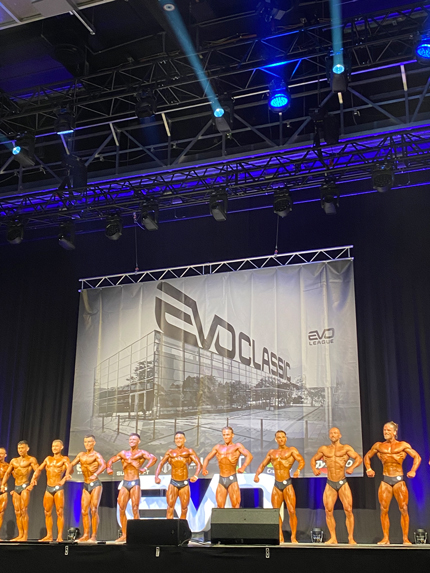 Bodybuilder auf der Bühne beim Posen