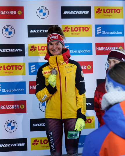 Julia Taubitz mit Medaille
