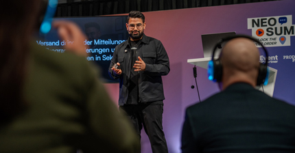 Kevin Arenja von KplusA Communications hält einen Vortrag