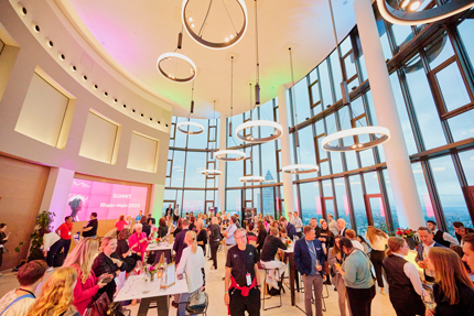 Besucher auf der messe meet germany
