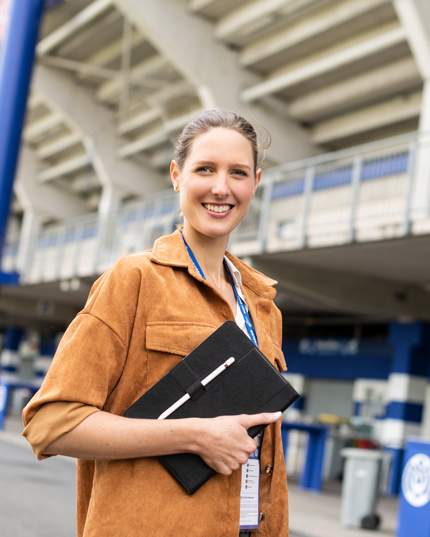 Frau im Fußballstadion