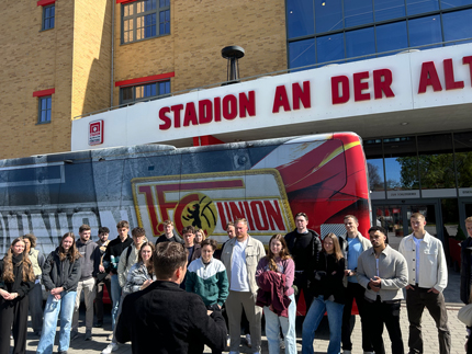 IST-Studierende vor dem FC-Union-Stadion "An der alten Försterei" in Berlin