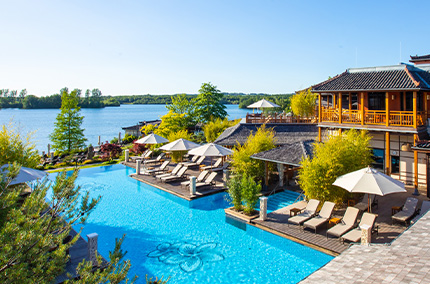Der Außenpool der Wellnessanlage Vabali Spa in Düsseldorf